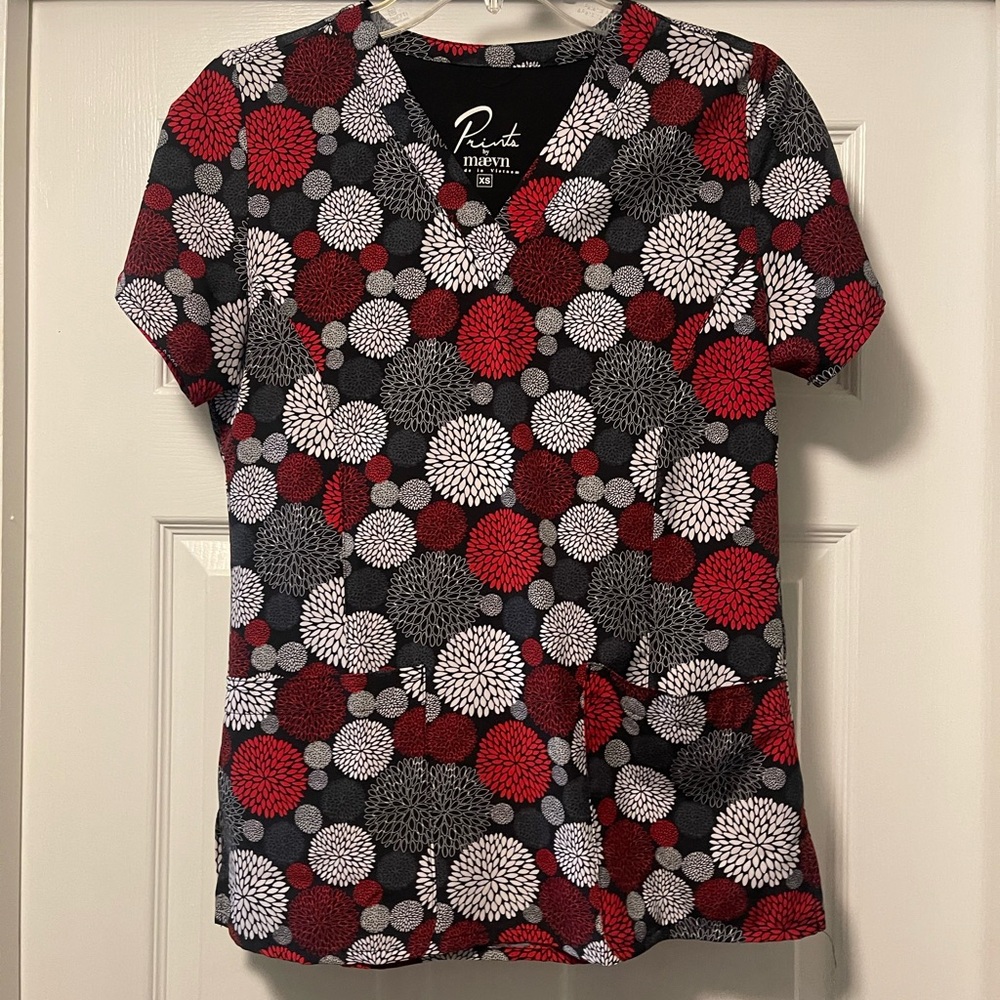 Maevn Prints Women's Curved V-Neck Bursting Blooms Scrub Top - XS
